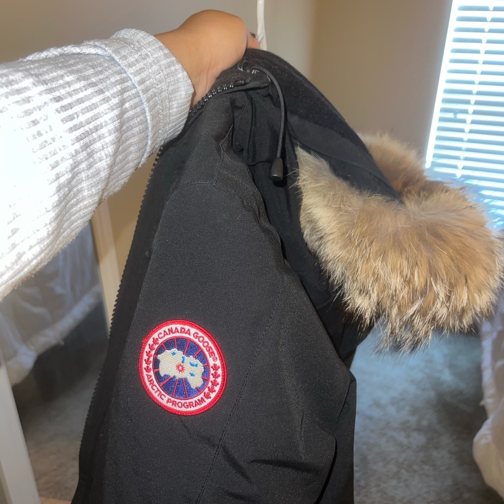 Canada Goose Victoria parka. Color is Black and a Womens size Medium.